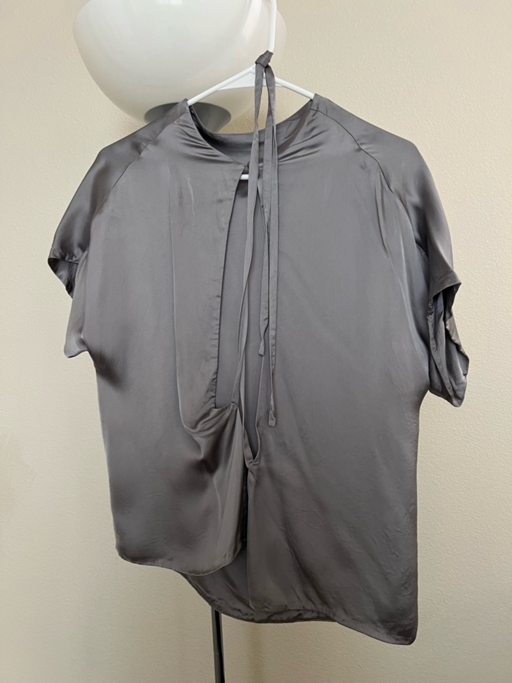 Aritzia Wilfred sexy back: 100% Cupro Short Sleeve Blouse - Gray
